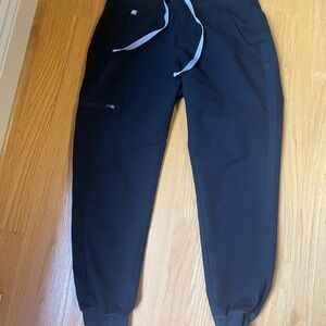 Figs women’s Black Jogger petite scrub pant